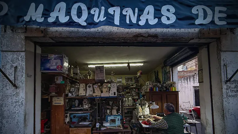 José Santos Martínez Moreno ha dedicado su vida a reparar máquinas de coser